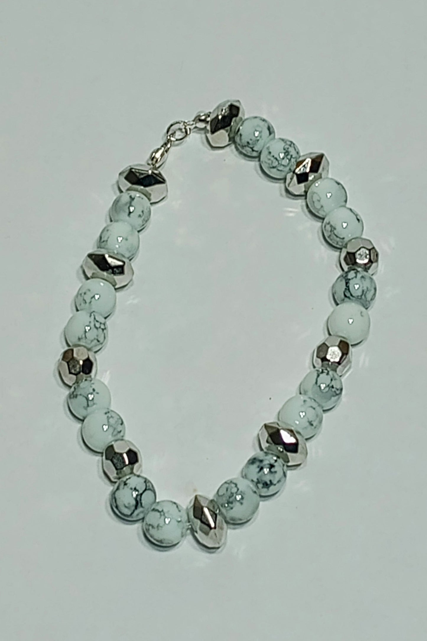 Round Beaded Bracelet (White/Silver)