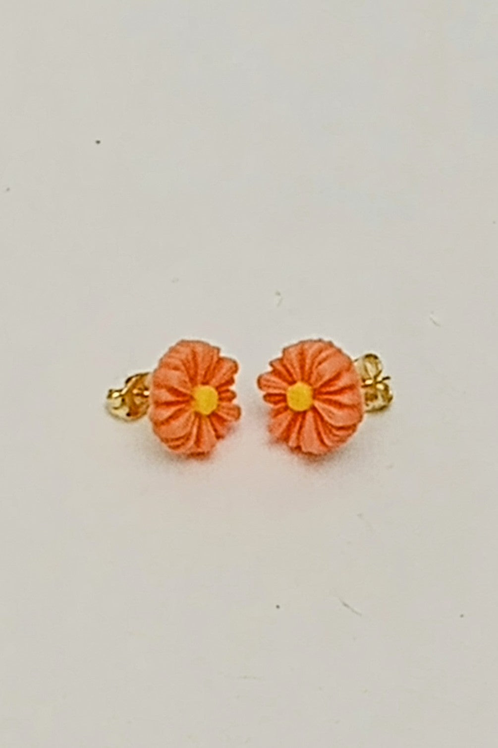 Peach Daisy Stud