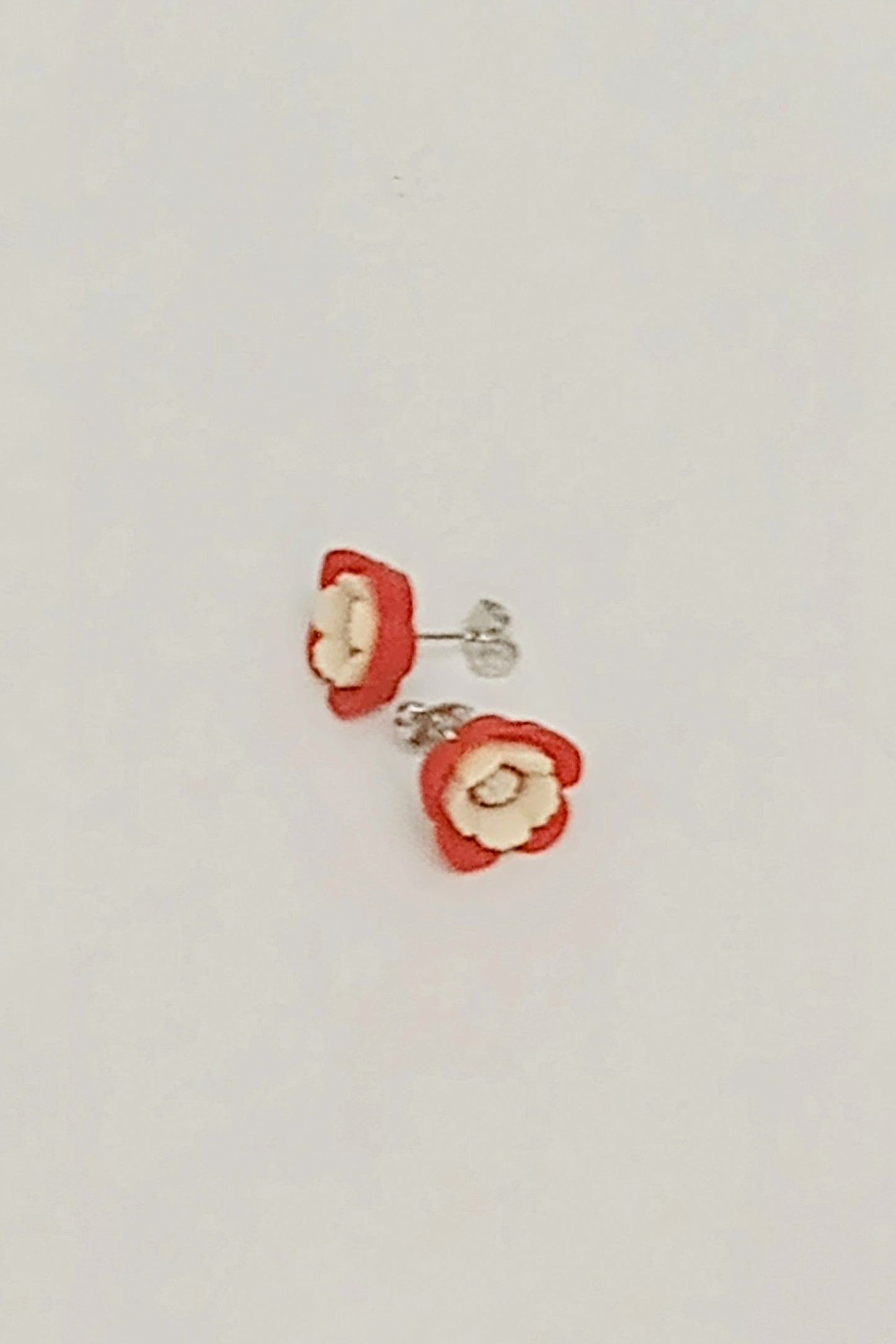 Red/White Flower Stud